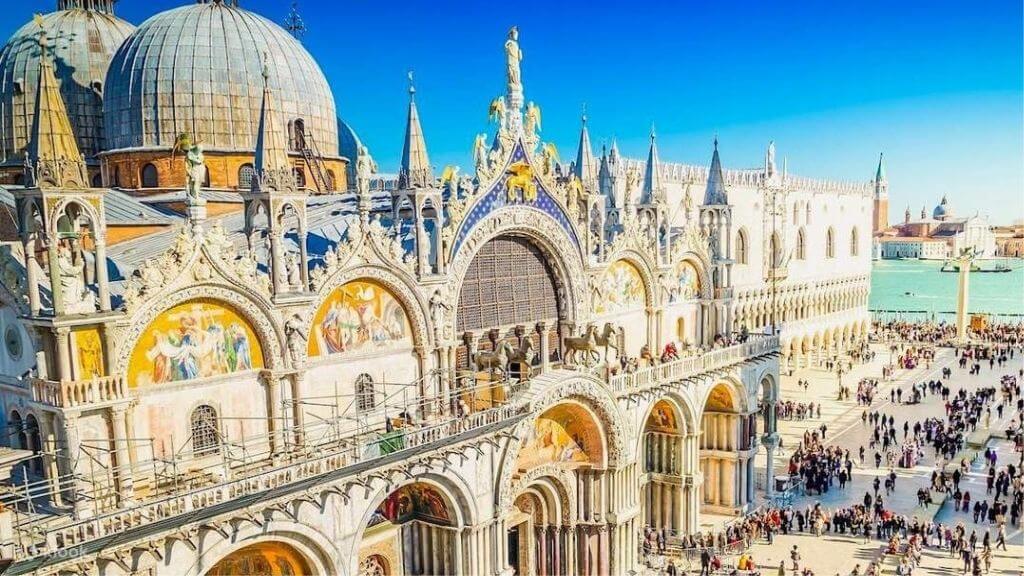 Nhà thờ Thánh San Marco là biểu tượng tôn giáo và nghệ thuật của thành phố.