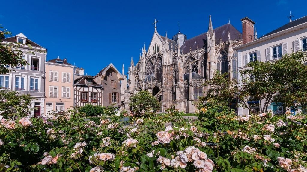 Du khách sẽ được tham quan Nhà thờ Troyes