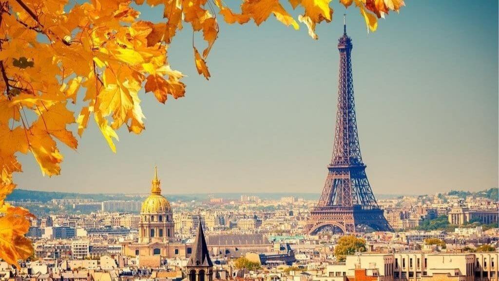 Tháp Eiffel - một địa điểm bắt buộc phải ghé đi đến Paris