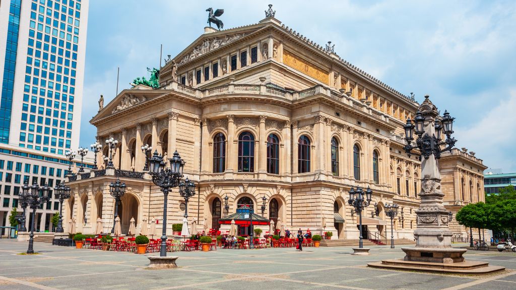 Nhà hát Opera Alte với kiến trúc ấn tượng