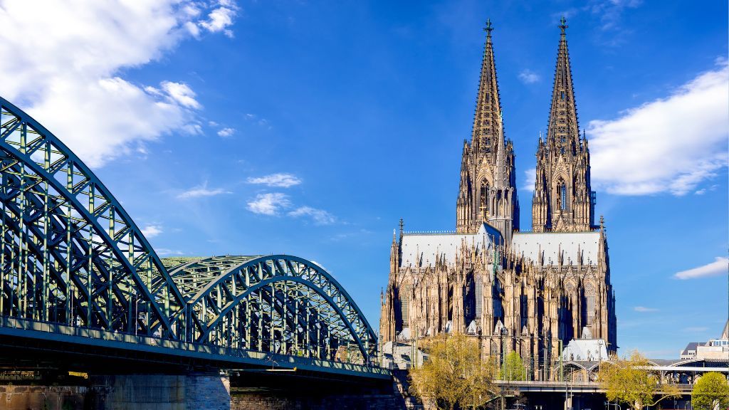 Khám phá Nhà thờ chính toà Köln khi du lịch châu Âu
