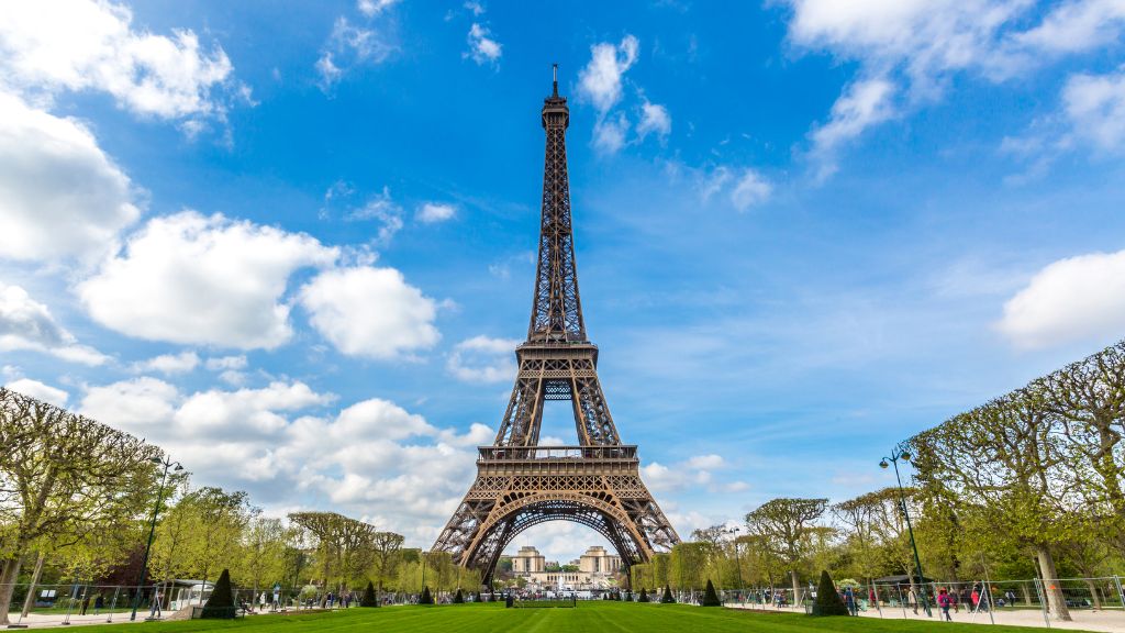 Tháp Eiffel nổi tiếng toàn thế giới