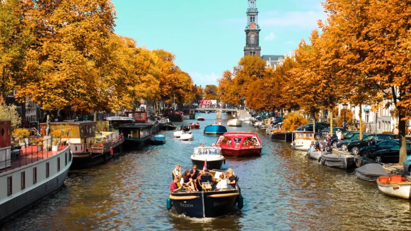 Trải nghiệm du thuyền trên kênh đào Amsterdam ngắm lá vàng lá đỏ mùa thu