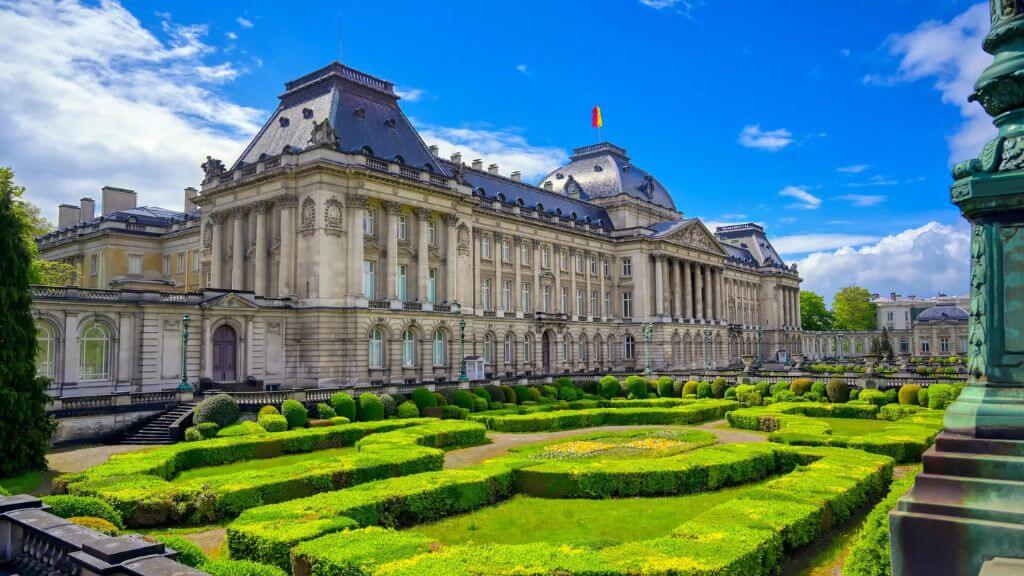 Chiêm ngưỡng mặt tiền uy nghiêm của Cung điện Hoàng gia Bỉ