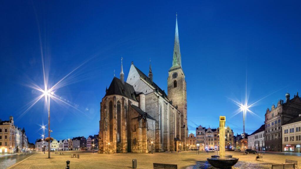 Chiêm ngưỡng nhà thờ lớn Dom tại Saint Bartholomew