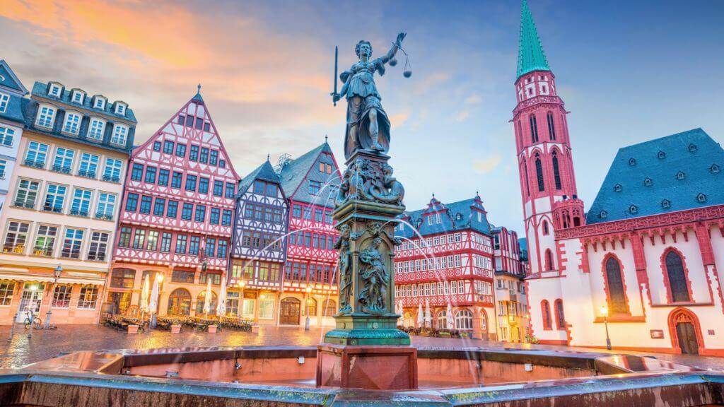 Du khách đi dạo trên Quảng trường Romerberg