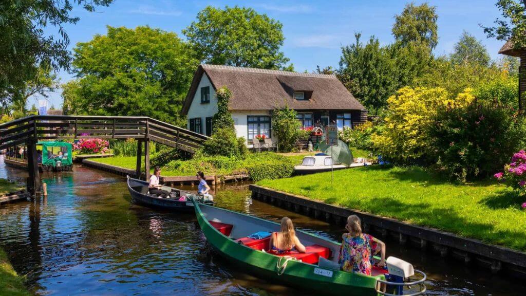 Nhiều du khách tham quan làng cổ trên những con thuyền nhỏ