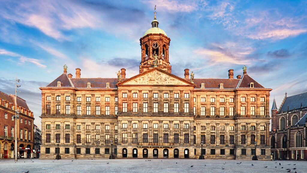 Phía bên ngoài của Cung điện Hoàng Gia Amsterdam