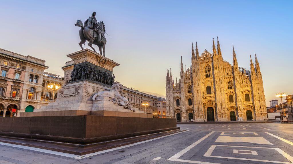 Nhà thờ Duomo di Milano, công trình Gothic vĩ đại được xây dựng hoàn toàn bằng đá cẩm thạch trắng