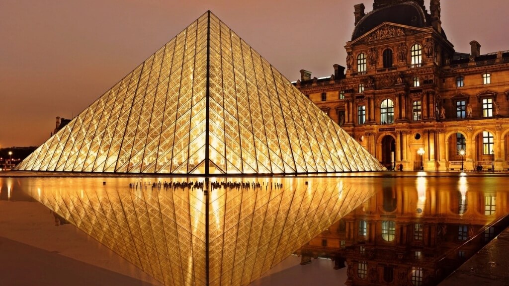 Bảo tàng The Lourve  một trong những bảo tàng lớn và nổi tiếng bậc nhất thế giới