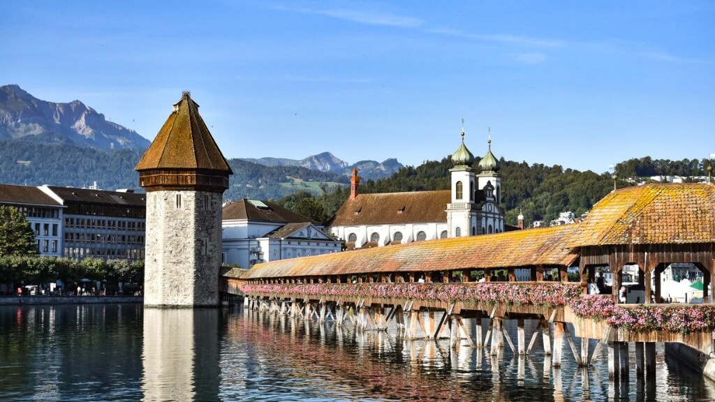 Chapel Bridge một cầu đi bộ bằng gỗ bắc chéo qua sông Reuss tại thành phố Lucerne