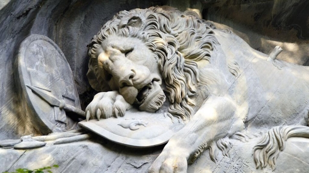 Lion Monument Bức tượng sư tử chết này được chạm khắc trên đá tự nhiên