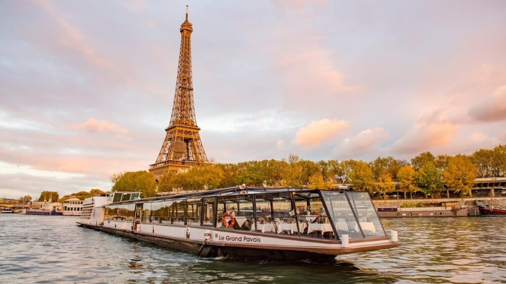 Trải nghiệm ngồi thuyền Bateaux Parisiens trên Sông Seine