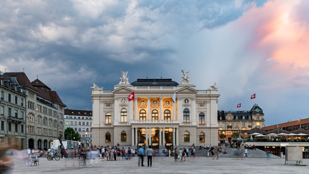 Zurich Opera house một nhà hát opera ở thành phố Zürich của Thụy Sĩ