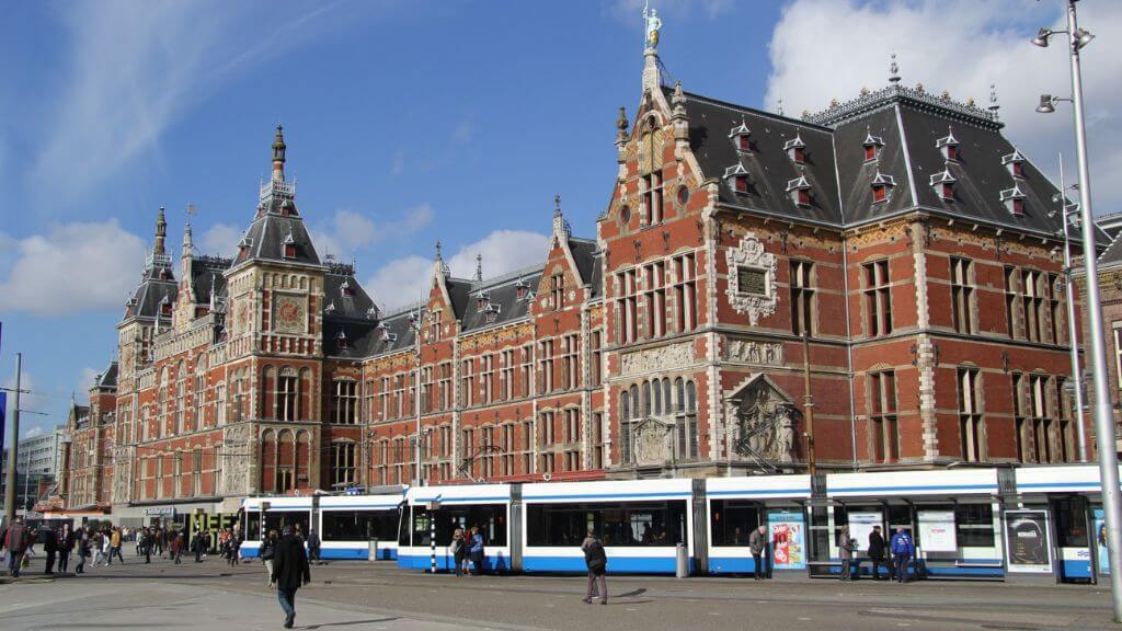 Amsterdam Centraal Station là một trong những ga tàu lớn và nổi bật nhất tại thủ đô Amsterdam, Hà Lan.