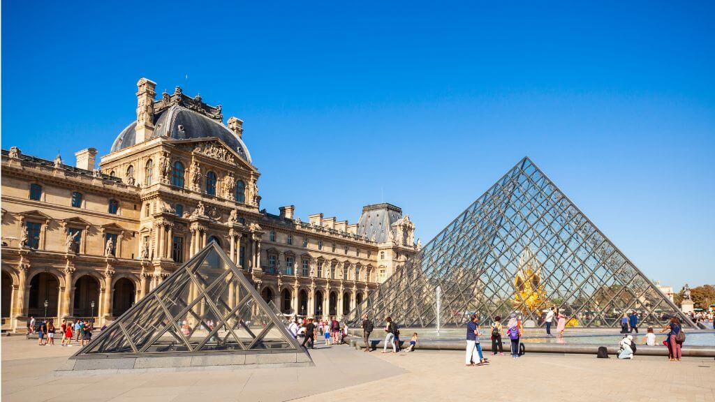 Bảo tàng Louvre với kiến trúc độc đáo