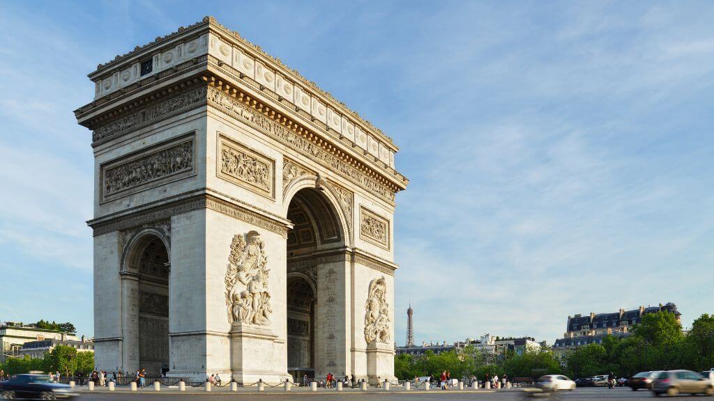 Đoàn tham quan Khải Hoàn Môn – Arc de Triomphe
