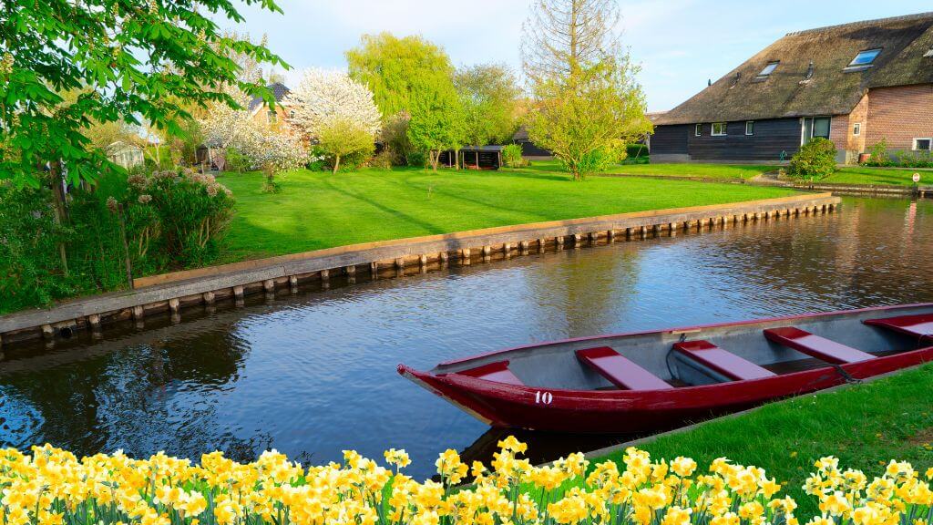 Du khách có thể tham quan Giethoorn bằng thuyền