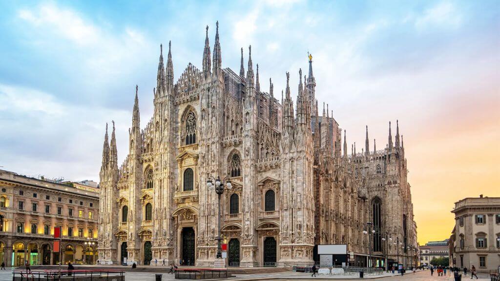 Nhà thờ Duomo di Milano, một trong những nhà thờ Gothic lớn nhất thế giới