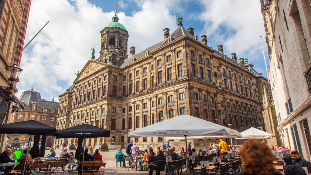 Quảng trường Dam Square – trung tâm lịch sử của Amsterdam