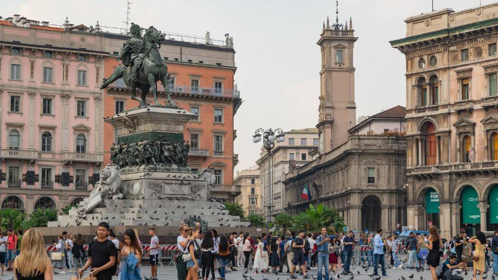 Quảng trường Piazza del Duomo thu hút du khách
