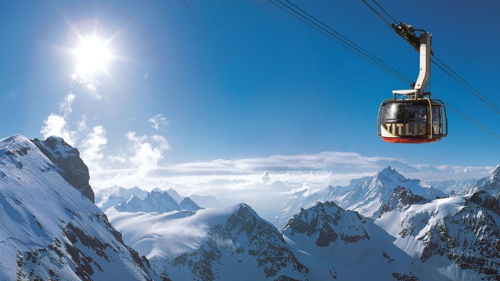 Quý khách có thể trải nghiệm cáp treo Titlis Rotair, hệ thống cáp treo xoay 360° nổi tiếng