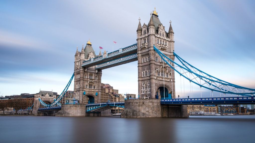 Cầu Tower Bridge nổi tiếng