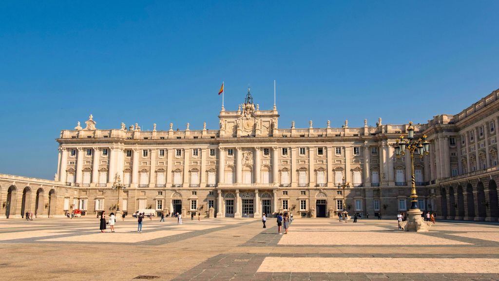 Cung điện hoàng gia Royal Palace là cung điện đẹp nhất khu vực châu Âu