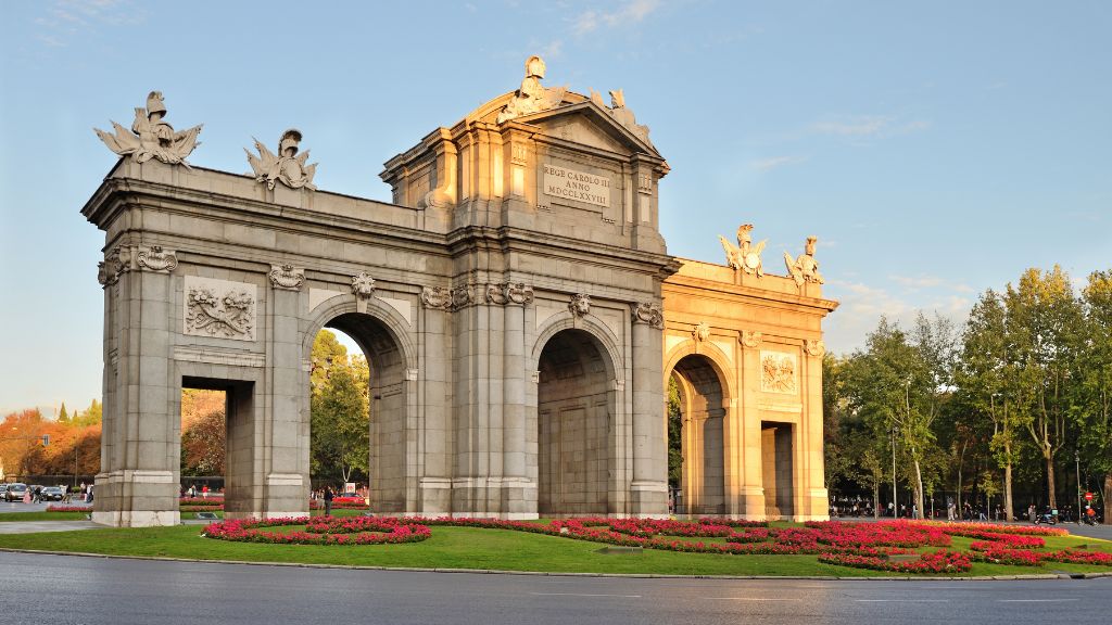 Puerta de Alcala - biểu tượng của thủ đô Tây Ban Nha