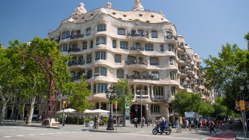 Tòa nhà Casa Mila với nmặt tiền làm bằng đá vôi