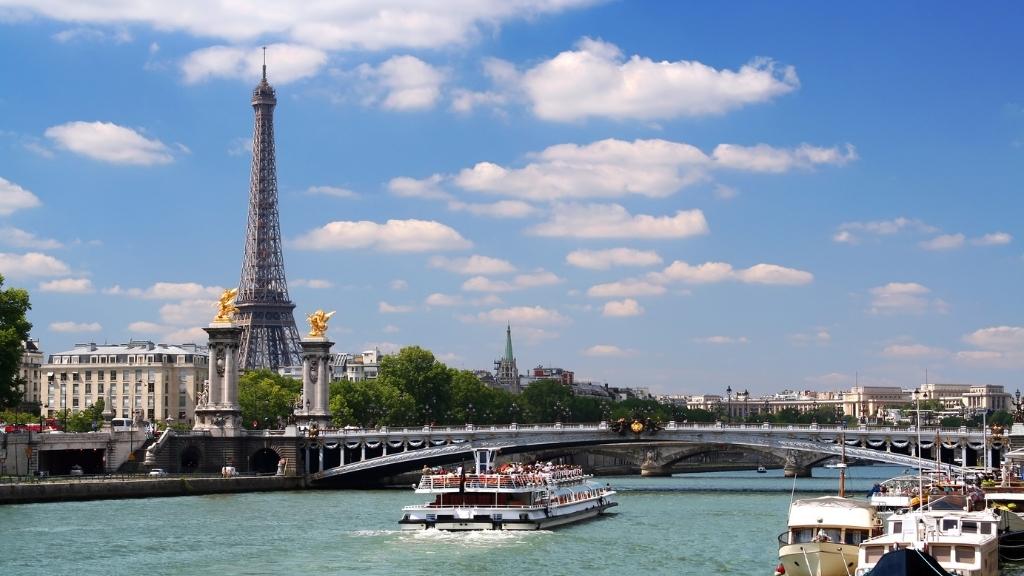 Du thuyền ngắm cảnh thành phố trên sông Seine