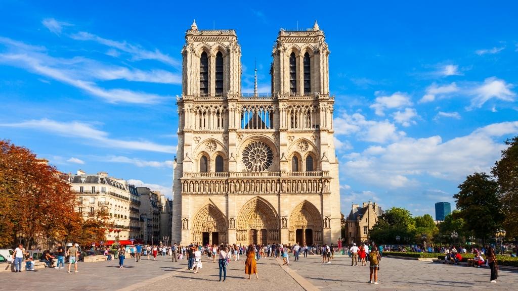 Nhà thờ Đức Bà Paris với kiến trúc Gothic đồ sộ