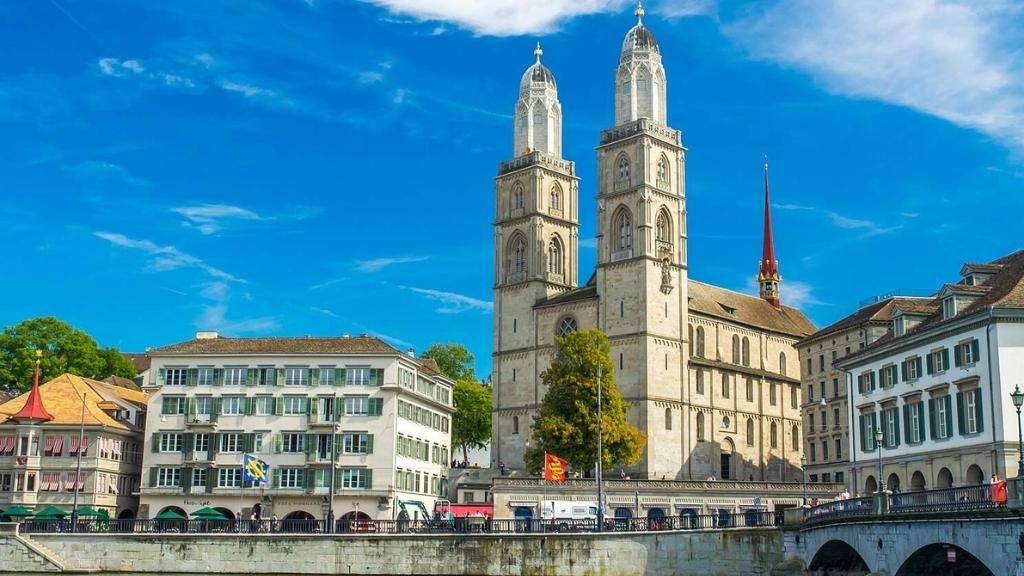 Nhà thờ Grossmunster nổi tiếng ở Zurich