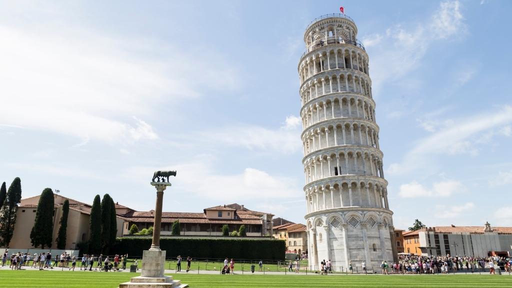 Tháp nghiêng Pisa nổi tiếng khi đến nước Ý