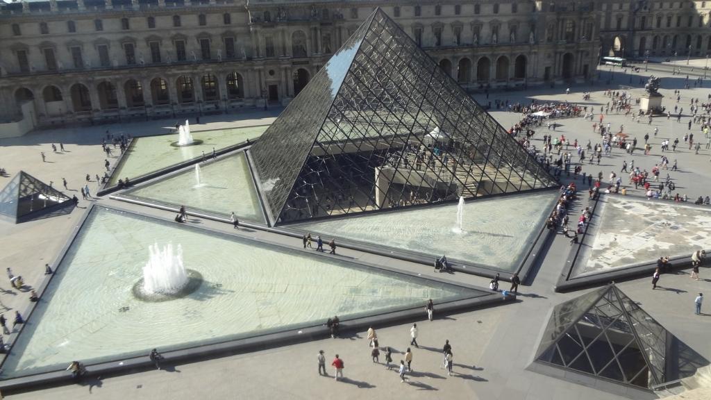 Bảo tàng Louvre với kiến trúc kính pha lê độc đáo