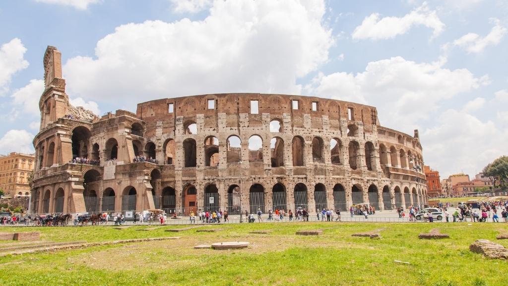 Đấu trường Colosseum biểu trưng cho kiến trúc La Mã cổ đại