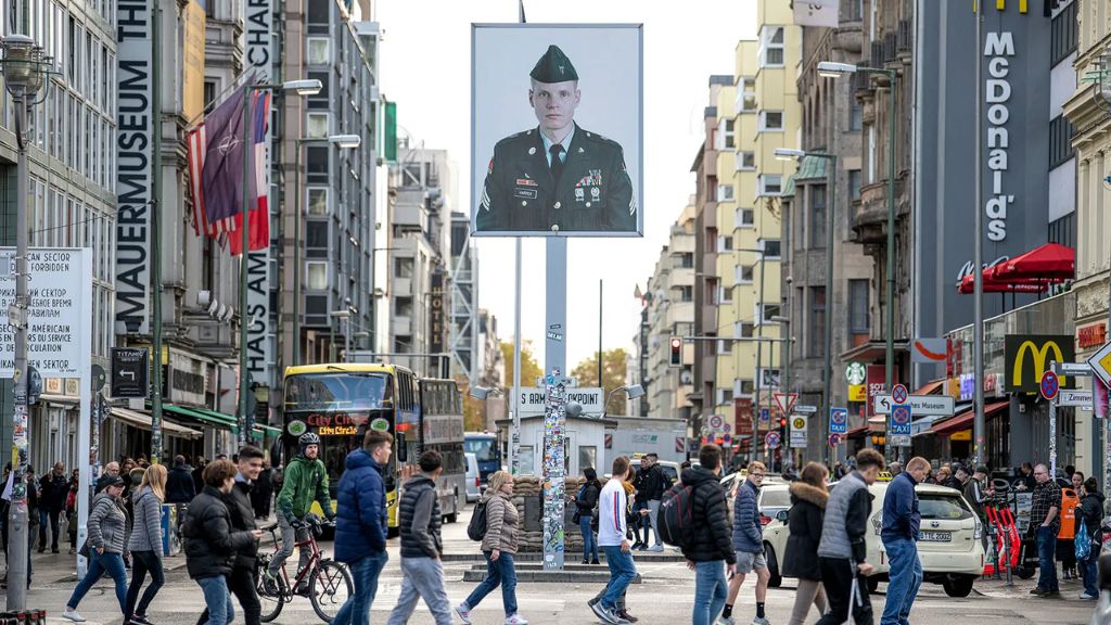 Tham quan Checkpoint Charlie