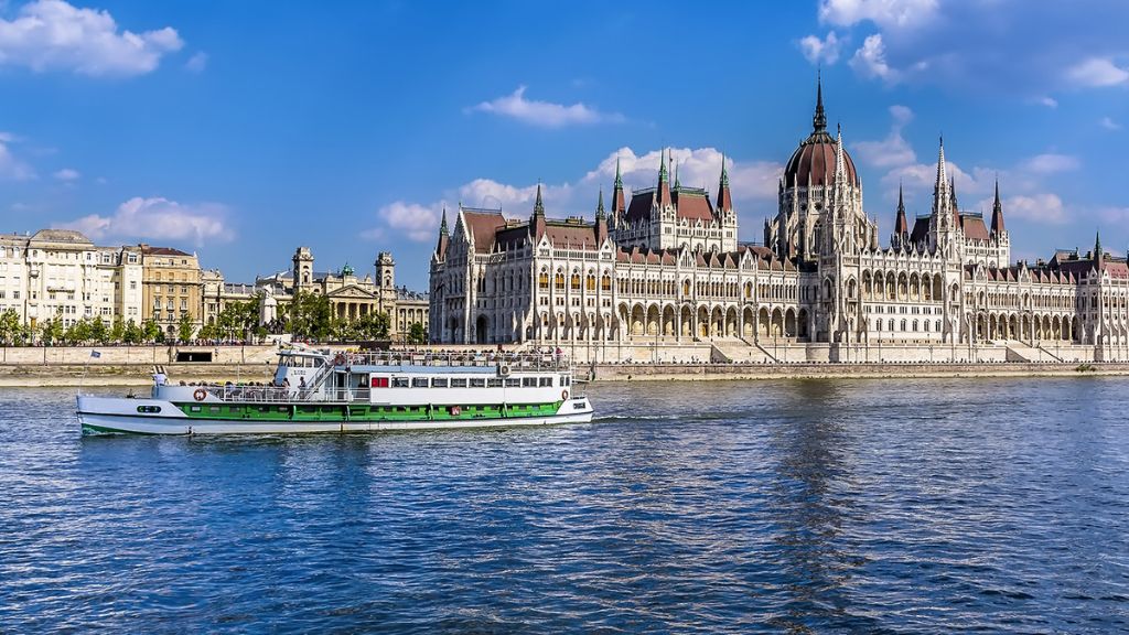 Ngắm tòa nha hai bên từ sông Danube