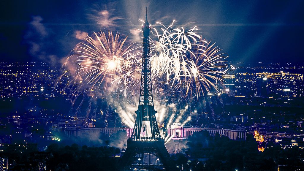 Tháp Eiffel , Biểu tượng nước Pháp trong không khí năm mới ngập tràn