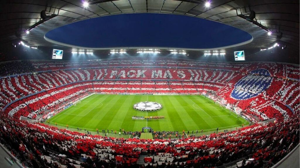 Sân vận động Allianz Arena với sức chứa hơn hàng ngàn người