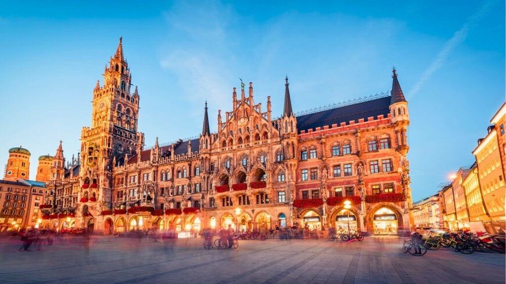 Quảng trường trung tâm Marienplatz - nơi diễn ra các lễ thời Trung Cổ
