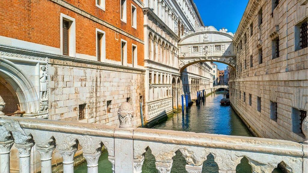 Cầu Than Thở - Cây cầu nổi tiếng tại Venice