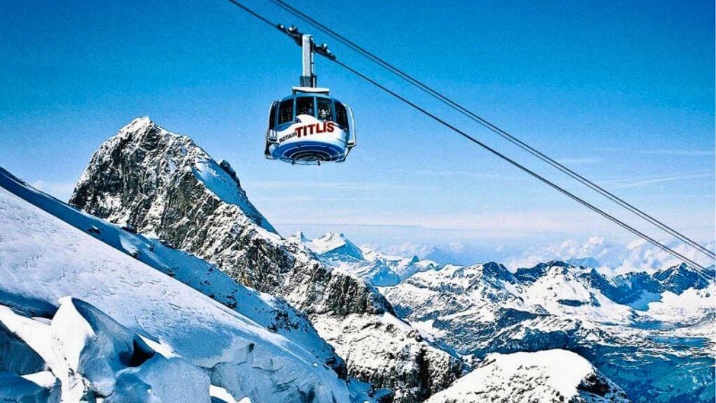 Trải nghiệm đi cáp treo lên đỉnh núi Titlis