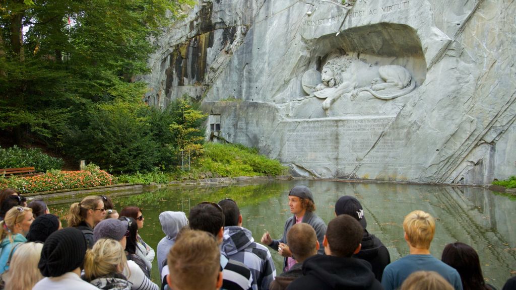 Du khách tham quan Lion Monument – Bức tượng sư tử chết hùng tráng