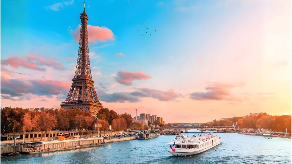 Du thuyền trên sông Seine