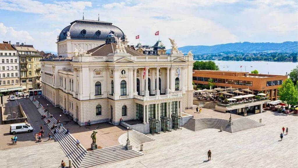 Zurich Opera House nổi tiếng với nhiều loại hình nghệ thuật đa dạng như opera, ballet và nhạc cổ điển