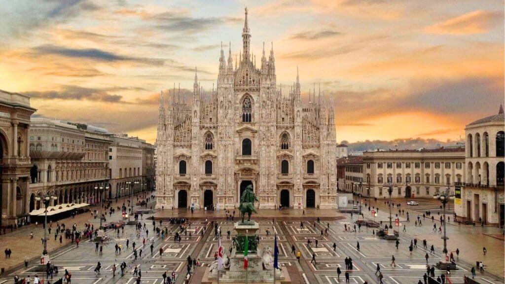 Nhà thờ Duomo   Một công trình kiến trúc Gothic vĩ đại ở Milan, Ý