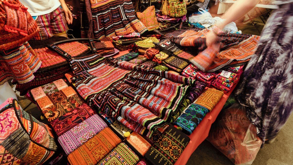 Các sản phẩm địa phương tại chợ đêm Night Bazaar Chiang Mai