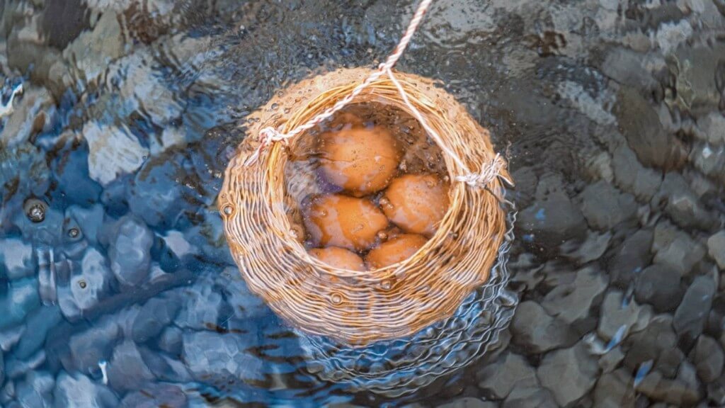 Hoạt động luộc trứng tại Suối khoáng nóng Mae Khachan