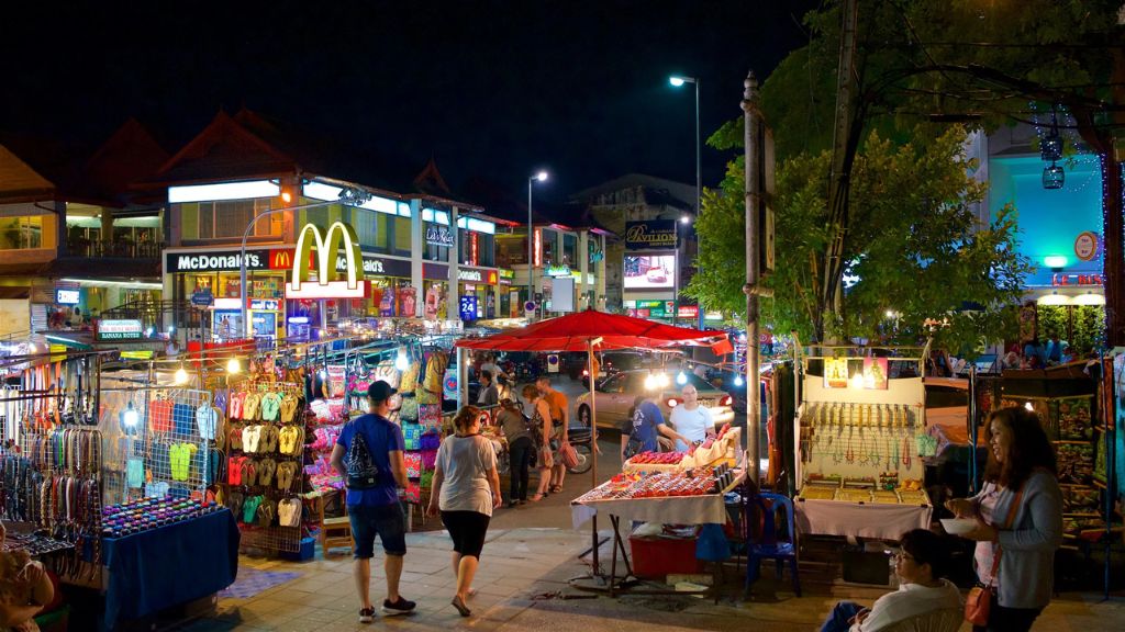 Tự do khám phá chợ đêm Chiang Mai Bazaar Night